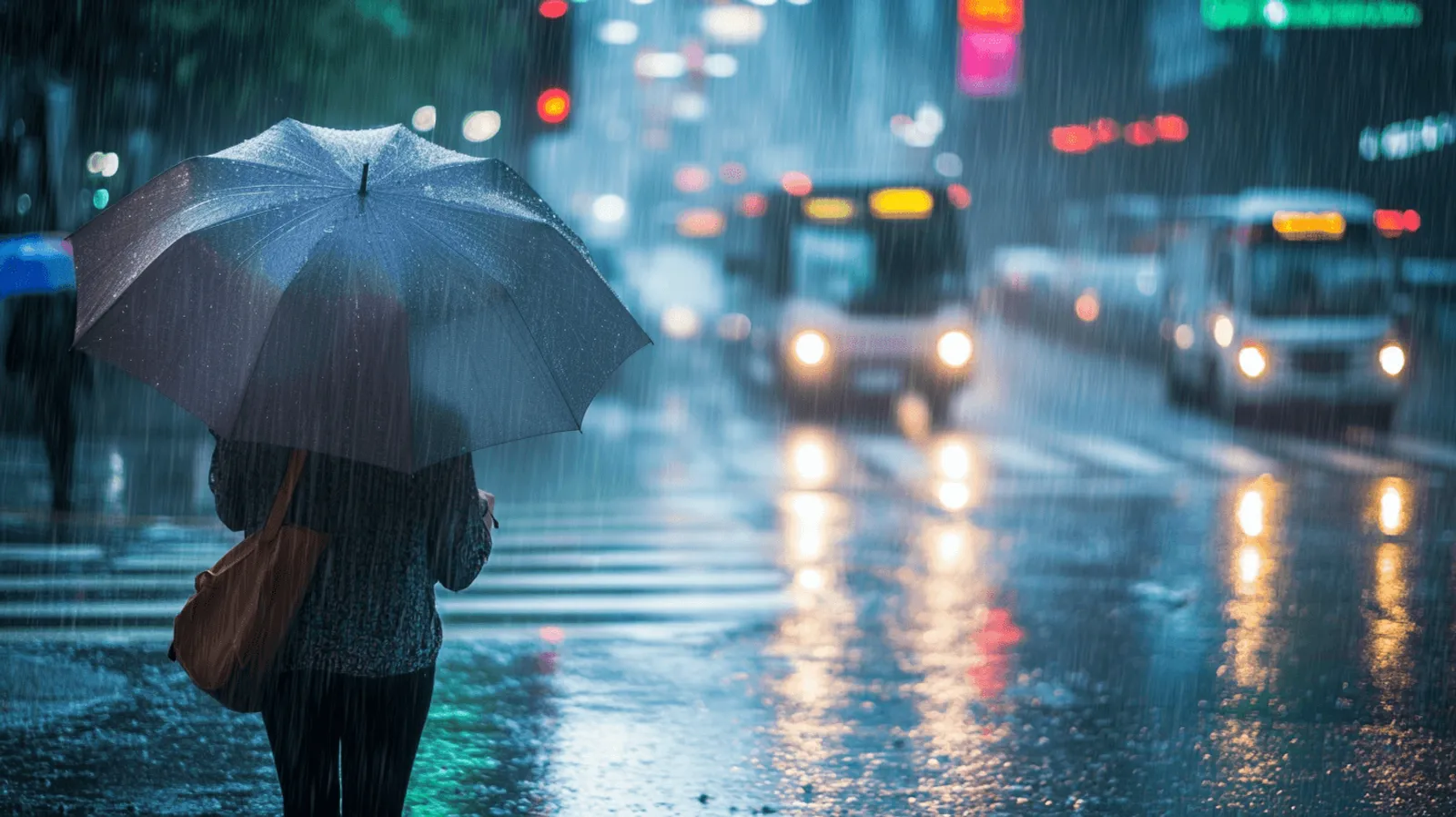 夢占いで読み解く大雨の夢の意味｜浄化、変化、警告が示すメッセージ