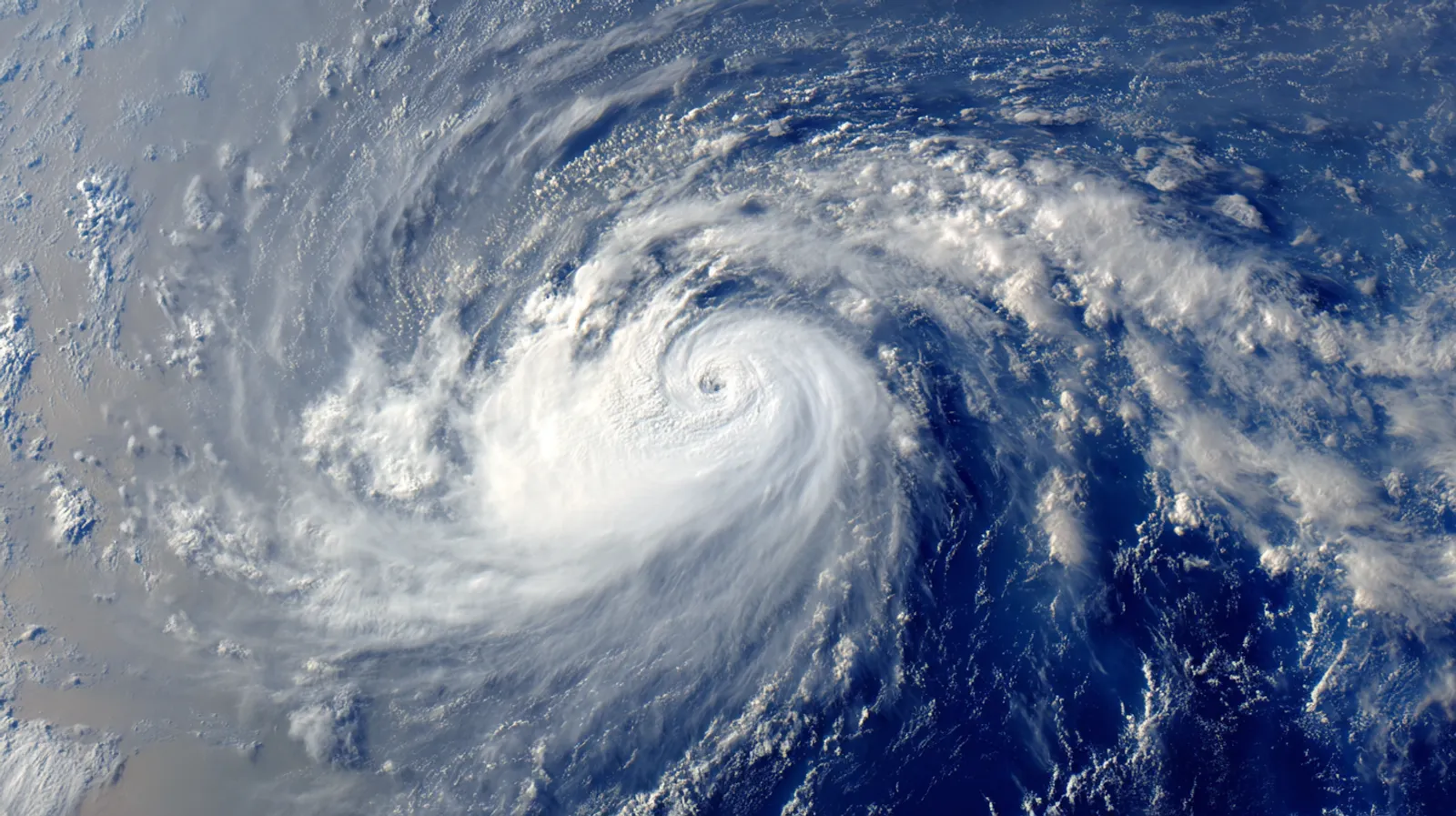 【夢占い】台風の夢が示す人生の嵐と変化の力